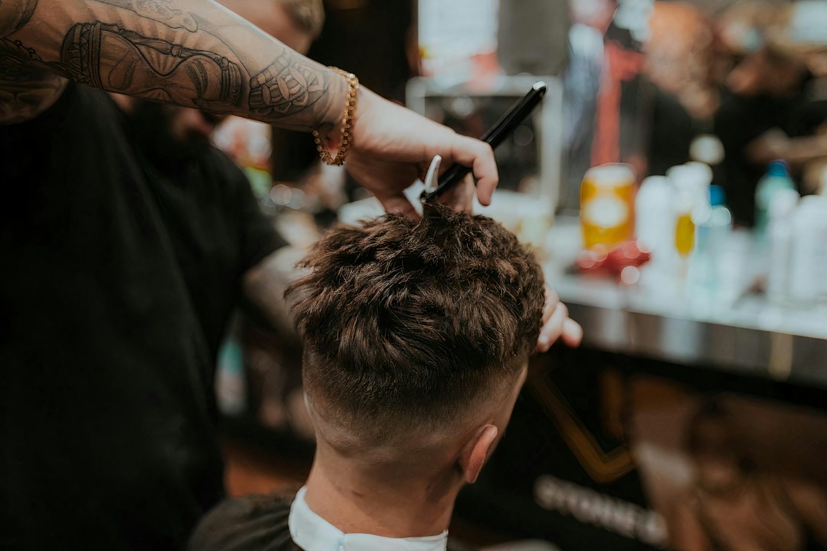 Barbeiro especialista da The Shaving em ação de corte de alta precisão